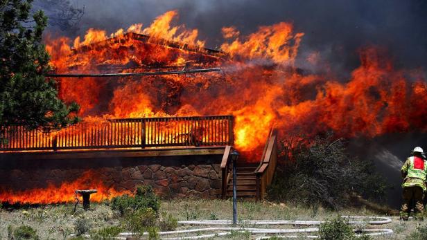 ...sind bereits zerstört worden.Die Bundesbehörde für Katastrophenmanagement (FEMA) stellte inzwischen Bundeshilfen zur Bekämpfung des Feuers zur Verfügung. Zuvor hätten die Stadt Colorado Springs den Notstand ausgerufen.