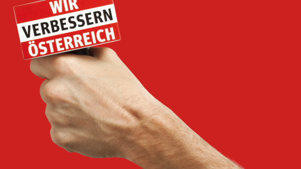 Eine Hand hält ein Mikrofon mit der Aufschrift „Wir verbessern Österreich“ vor einem roten Hintergrund.
