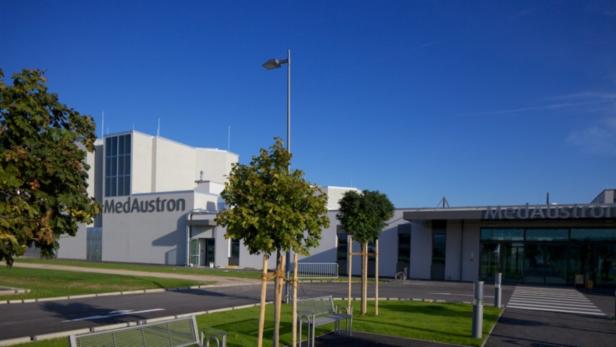 Das MedAustron-Zentrum in Wiener Neustadt an einem sonnigen Tag.
