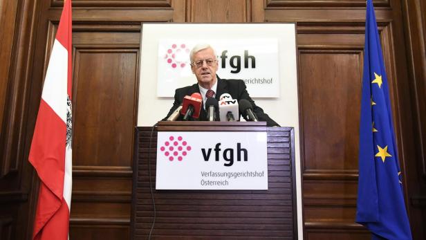 Ein Mann spricht am Rednerpult des Verfassungsgerichtshofs Österreich.