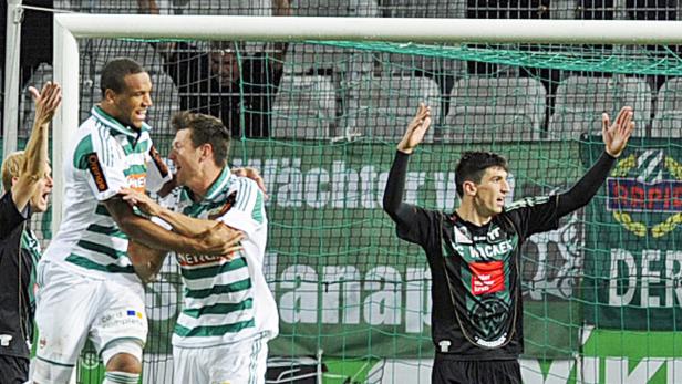 Fußballspieler jubeln nach einem Torerfolg.