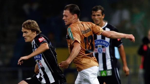 Fußballspieler während eines Spiels in Aktion.