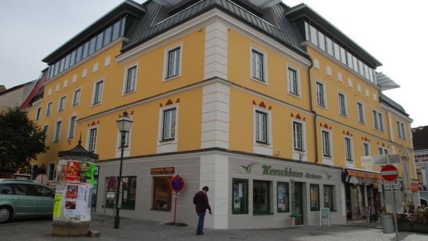 Ein gelbes Gebäude mit dem Schriftzug „Kerschbaum-Reisen“ in Zwettl, Österreich.