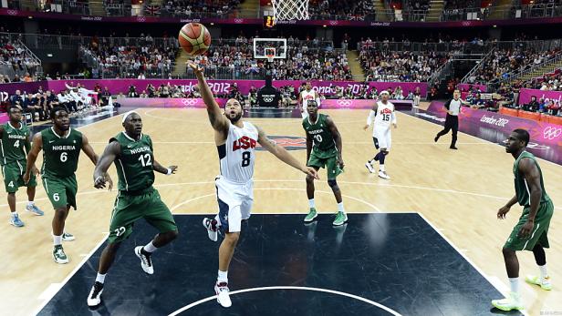 Deron Williams mit fünf nigerianischen Zuschauern
