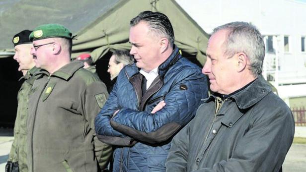 Das ist ungewohnt: Grün-Abgeordneter Peter Pilz auf Truppenbesuch im Kosovo in unerwarteter Einigkeit mit dem SP-Verteidigungsminister Hans Peter Doskozil