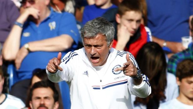 José Mourinho gestikuliert während eines Fußballspiels.
