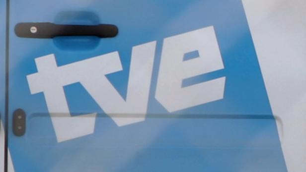 Die Tür eines Fahrzeugs mit dem Logo des spanischen Fernsehsenders TVE.