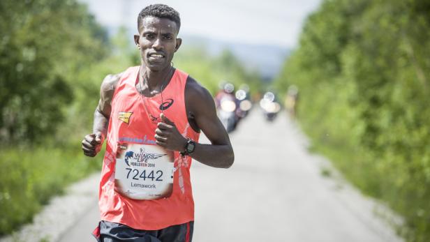 Ein Läufer nimmt am Wings for Life World Run teil.