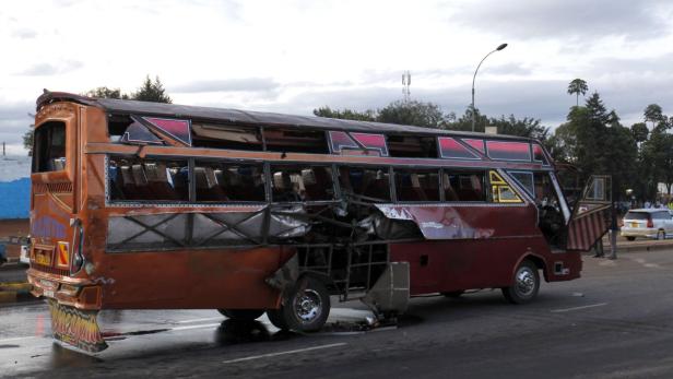 Ein beschädigter Bus steht auf einer Straße.