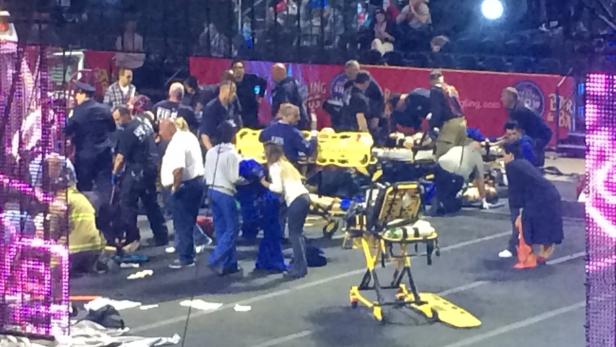 Sanitäter und andere Helfer kümmern sich um Verletzte auf einer Veranstaltung.