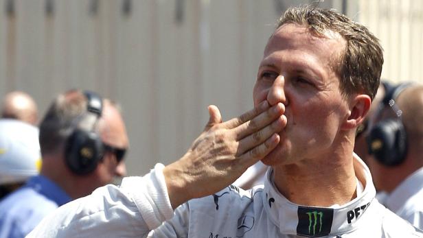 Michael Schumacher schickt einen Kuss in die Menge.