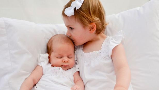 Nach dem ersten Foto der Prinzessinnen vor vier Monaten, postete Mama Madleine einen neuen Schnappschuss der beiden Cousinen.