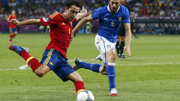 Xavi schießt den Ball während eines Fußballspiels zwischen Spanien und Italien.