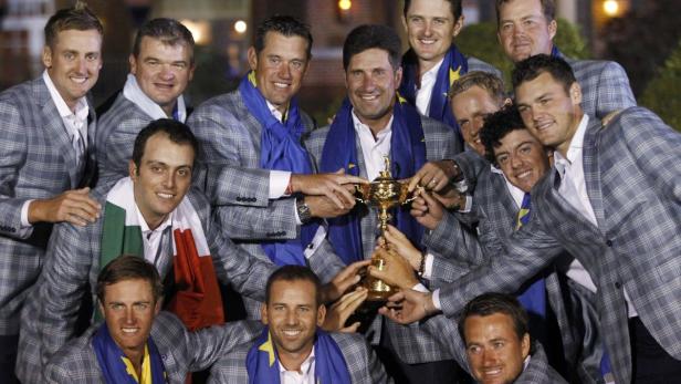 Das europäische Ryder-Cup-Team posiert mit der Trophäe.
