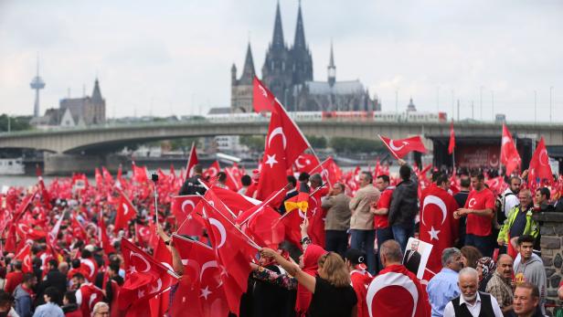 Pro-Erdogan-Demonstration in Köln nach dem Putschversuch