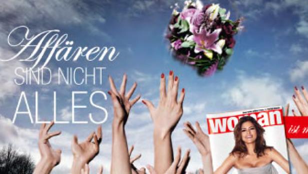 Viele Hände greifen nach einem Blumenstrauß und einer Zeitschrift mit dem Slogan „Woman ist mehr“.