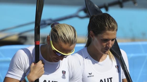 Zwei Kanutinnen des österreichischen Teams mit ihren Paddeln.