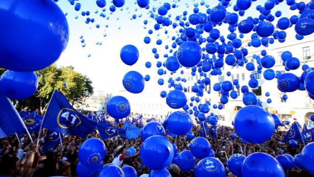 Eine Menschenmenge feiert mit blauen Luftballons und Fahnen mit der Zahl 41.