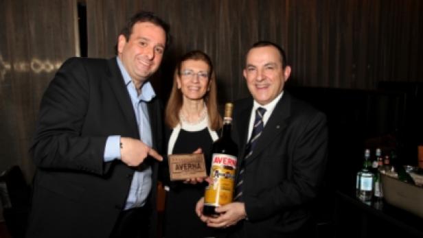 Drei Personen präsentieren eine Flasche Averna und eine Holztafel mit der Aufschrift „Averna“.
