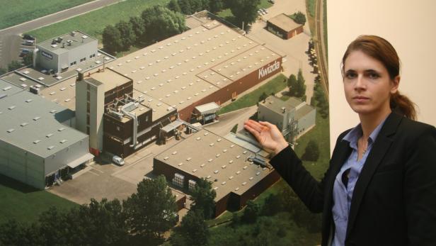 Eine Frau präsentiert ein Luftbild des Kwizda-Firmengeländes.