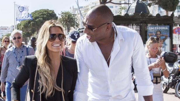 Hand in Hand schlendern sie lachend die Strandpromenade entlang: Sylvie Meis ist mit ihrem neuen Freund in Cannes, um die Filmfestspiele zu besuchen. Es ist ihr erster Auftritt mit dem Club-Besitzer, den sie seit März trifft.