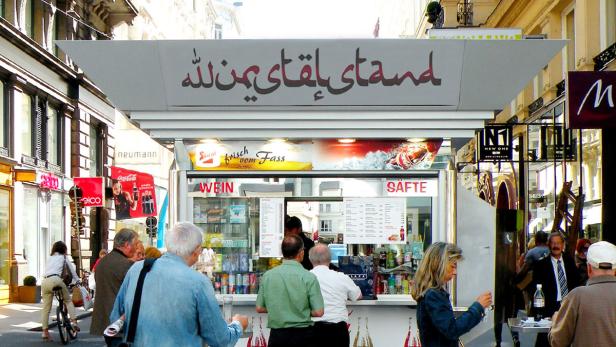 Ein belebter Straßenstand mit arabischer Beschriftung bietet Getränke und Snacks an.