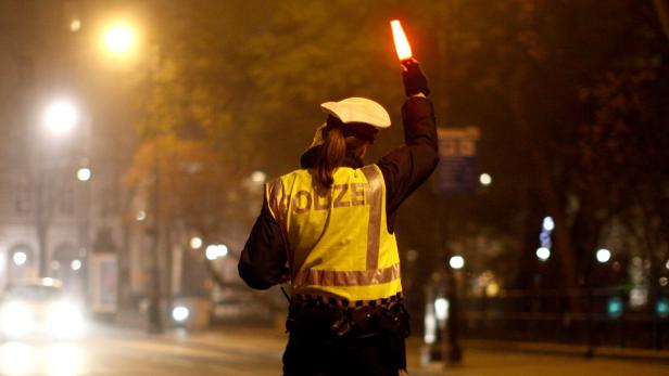 Nachdem der Radfahrer den Polizisten ausgewichen war, lief ein Beamter &quot;dem Radfahrer nach und stieß ihn während voller Fahrt zu Boden&quot;. (Symbolbild)