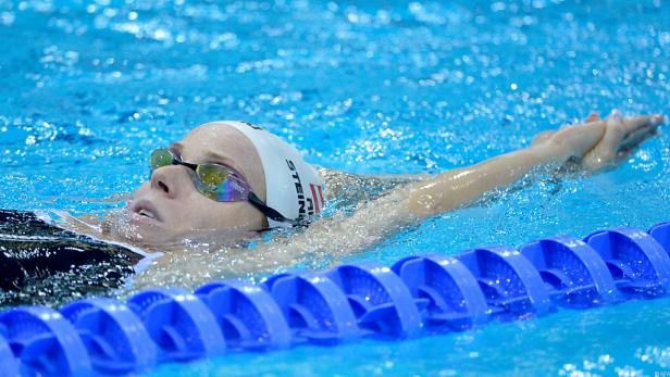 Eine Schwimmerin mit Schwimmbrille und Badekappe im Schwimmbecken.