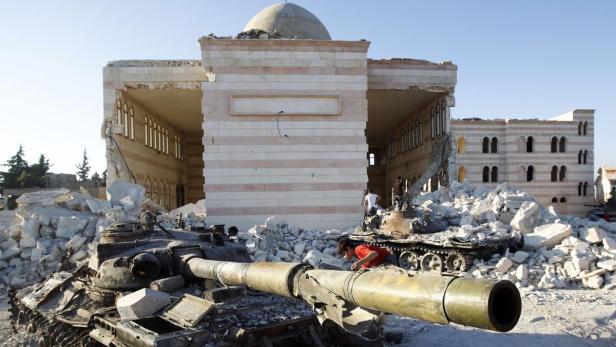 Ein zerstörtes Gebäude mit zwei Panzern davor, möglicherweise in Syrien.