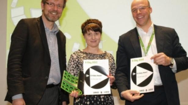 Drei Personen präsentieren stolz den E-Video Award 2010.