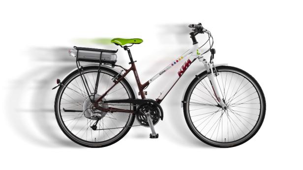 Ein E-Bike der Marke KTM mit grünem Sattel lehnt an einer Wand.