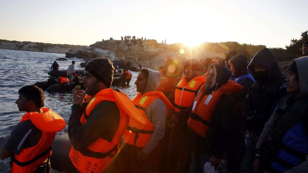 November 2015: Flüchtlinge machen sich an der türkischen Küste für die Überfahrt nach Griechenland bereit.