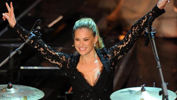 epa03582639 Israeli model Bar Refaeli plays drums on the stage of Ariston Theatre for the 63rd edition of Italian festival song in Sanremo, Italy, 13 February 2013. The Sanremo Italian Song Festival runs from 12 to 16 February. EPA/ETTORE FERRARI