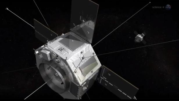 Zwei Satelliten im Weltraum, der eine größer und detaillierter als der andere.