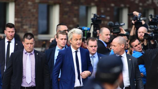 Safety first: Geert Wilders umringt vom Sicherheitspersonal