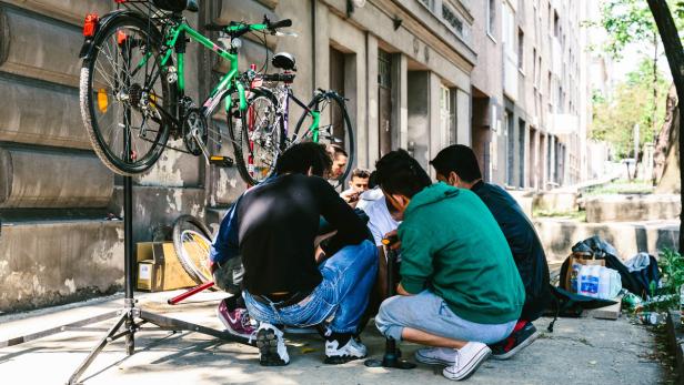 Zusammen werden die Fahrräder von Flüchtlingen und Einheimischen repariert.