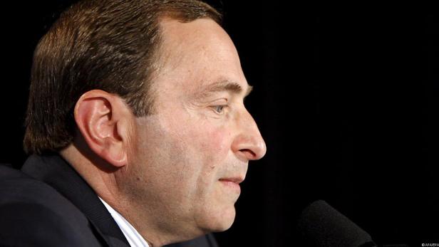 Gary Bettman bei einer Pressekonferenz im Profil.