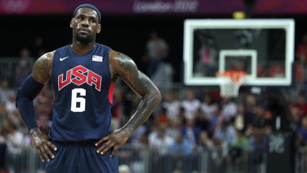 LeBron James im Trikot der US-amerikanischen Basketballnationalmannschaft.