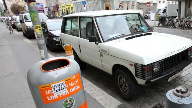 Ein weißer Range Rover parkt auf einer Straße in der Stadt.