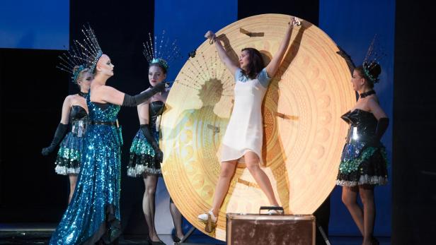 Pamina (Laura Nicorescu am Rad) in den Fängen der Königin der Nacht:  „Die Zauberflöte“ in  Salzburg