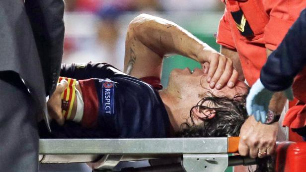 Ein verletzter Fußballspieler wird auf einer Trage vom Feld gebracht.