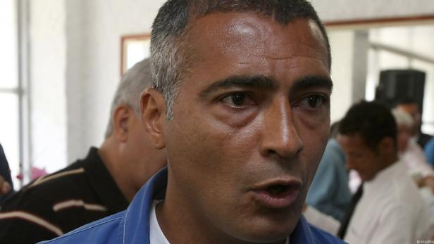 Ein Mann mit grauen Haaren spricht in die Kamera.