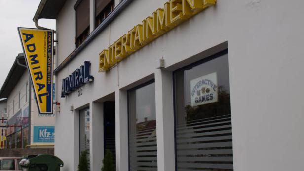 Ein Admiral Entertainment-Center mit Sportwetten und interaktiven Spielen.