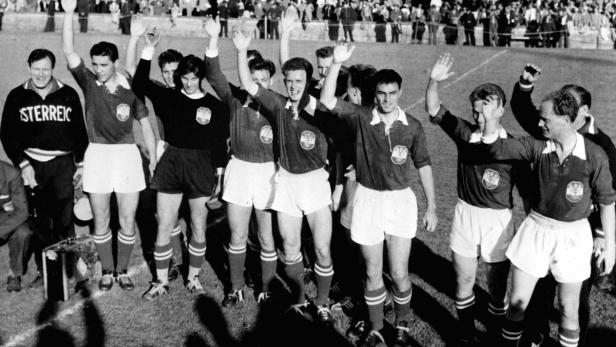 Ein Fußballrekord und Österreich mittendrin: Bei der WM 1954 fielen im Duell zwischen der Nationalmannschaft und den Schweizer Eidgenossen 12 Tore. Österreich siegte in der "Hitzeschlacht von Lausanne" mit 7:5, obwohl die Schweizer nach 23 Minuten schon mit 3:0 führten. Nie wurden bei einem WM-Spiel mehr Tore erzielt!