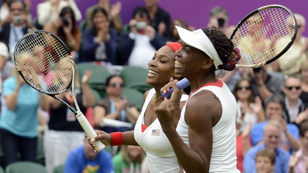Serena und Venus Williams freuen sich um die Wette