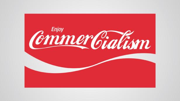 Eine rote Grafik im Stil von Coca-Cola zeigt den Schriftzug „Enjoy Commercialism“.