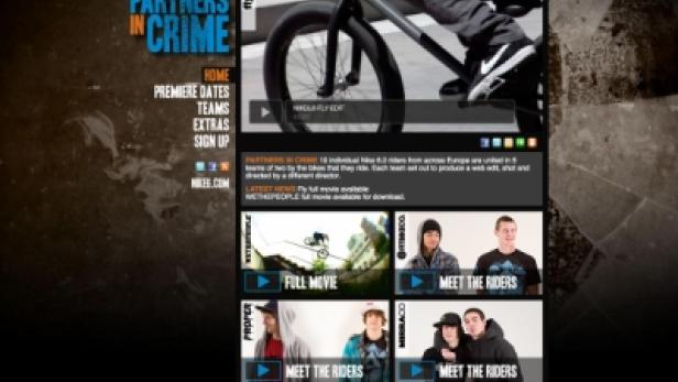 Ein BMX-Fahrer führt einen Trick auf einer Website namens „Partners in Crime“ vor.