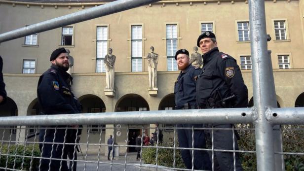 Sicherheitskräfte vor dem Landesgericht Krems.