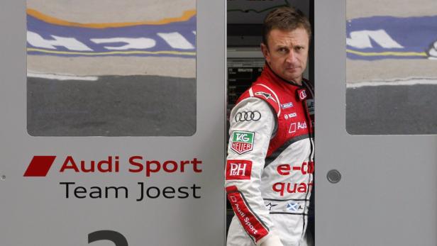 Ein Rennfahrer von Audi Sport Team Joest in seiner Rennbekleidung.