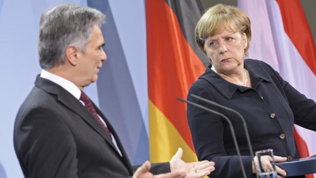 Angela Merkel bei einer Pressekonferenz mit einem männlichen Kollegen.